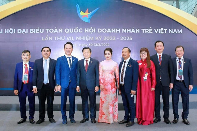 CEO Lưu Thị Thanh Mẫu (áo dài hồng) cùng các thành viên Hội Doanh nhân trẻ Việt Nam đón Phó Thủ tướng Chính phủ Lê Minh Khái đến dự Đại hội đại biểu khóa VII, nhiệm kỳ 2022-2025.