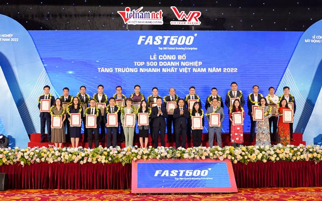 Đại diện Ban lãnh đạo Tập đoàn BĐS Thắng Lợi vinh dự nhận giải thưởng FAST500 chiều ngày 22/4