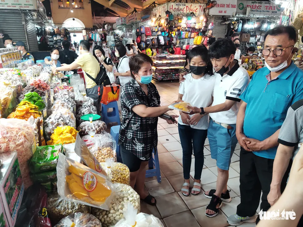 Chợ Bến Thành sống động, dần khởi sắc sau thời gian dài ngủ đông - Ảnh 2. Chợ Bến Thành sống động, dần khởi sắc sau thời gian dài ngủ đông - Ảnh 2.