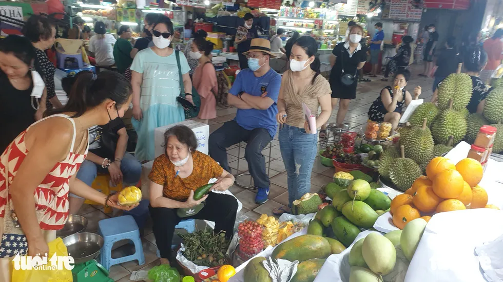 Chợ Bến Thành sống động, dần khởi sắc sau thời gian dài ngủ đông - Ảnh 6. Chợ Bến Thành sống động, dần khởi sắc sau thời gian dài ngủ đông - Ảnh 6.