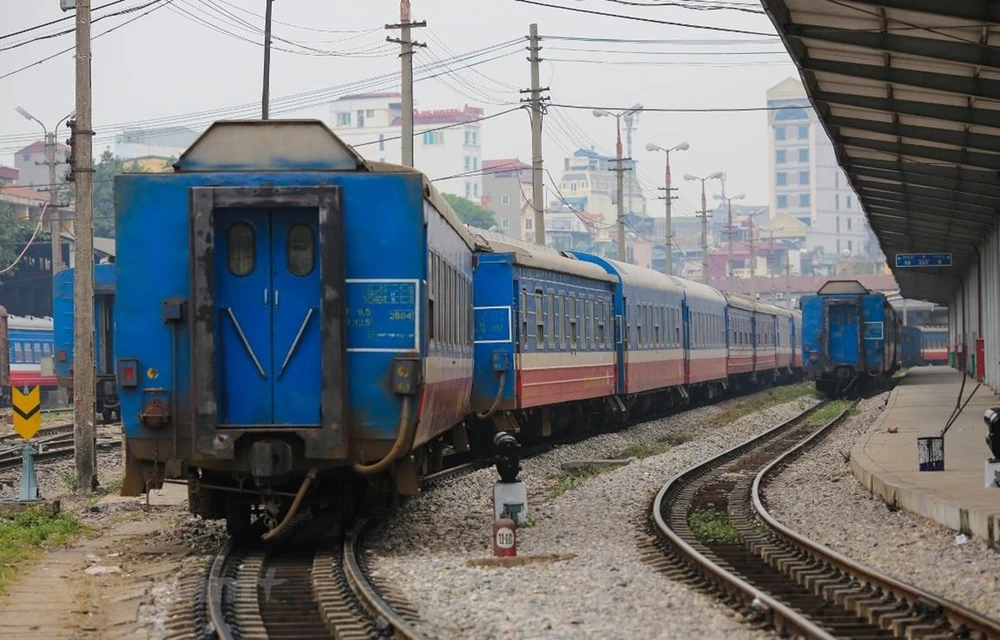 Đoàn tàu khách của Tổng công ty Đường sắt Việt Nam vào một nhà ga. (Ảnh: Minh Sơn/Vietnam+)