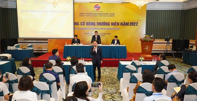 Ông Đỗ Quang Hiển đến dự Đại hội với tư cách cổ đông lớn, khẳng định luôn đồng hành với các quý cổ đông và với sự phát triển của SHS.