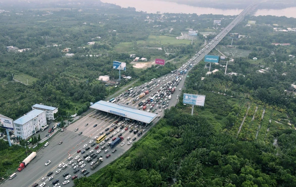 Mặc dù xả trạm nhưng vẫn ùn xe trước và sau trạm thu phí Long Phước (trên cao tốc hướng từ TP.HCM - Long Thành - Dầu Giây) vào sáng 30-4 - Ảnh: T.T.D.