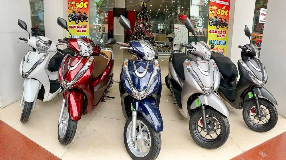 Khách hàng muốn mua Honda Lead 125 thời điểm hiện tại phải chi thêm từ 4,2 - 8 triệu đồng so với giá niêm yết của nhà sản xuất Xe tay ga Honda ‘Made in Vietnam’ khan hàng, nguy cơ tiếp tục đội giá bán? - ảnh 2