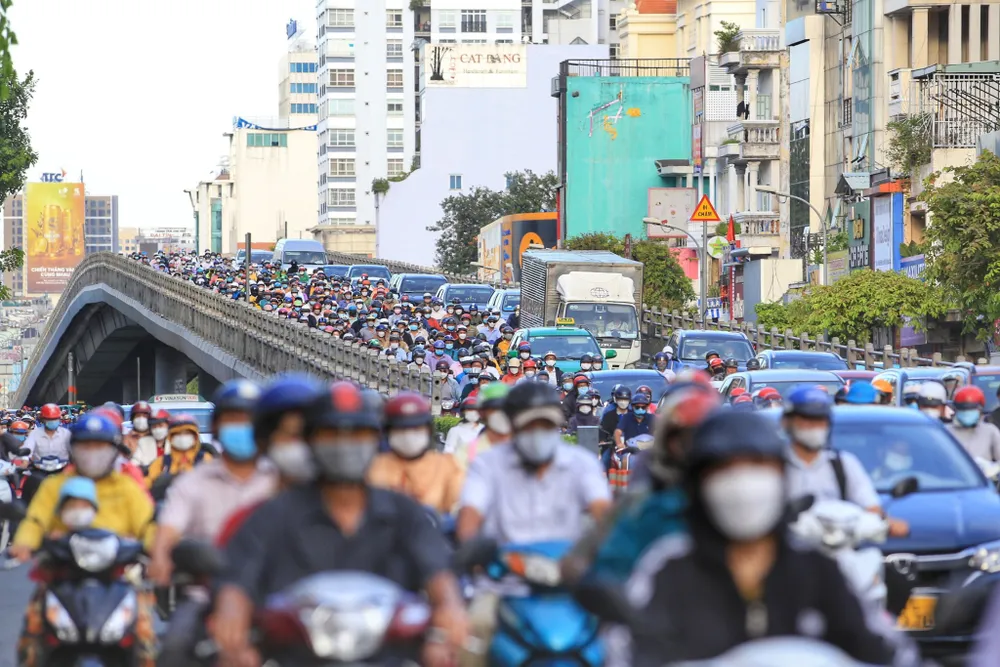 Kẹt xe trên đường Cộng Hòa (Q.Tân Bình, TP.HCM) TP.HCM lại lo tắc đường - ảnh 2