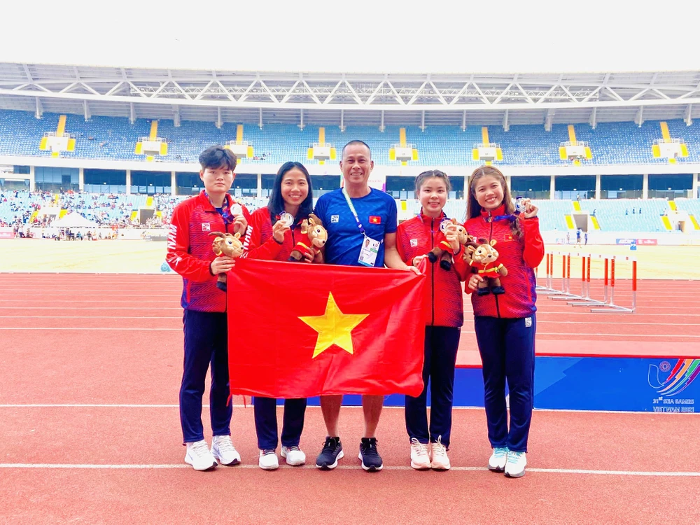 Đội chạy tiếp sức 4x100m đoạt huy chương bạc SEA Games 31.