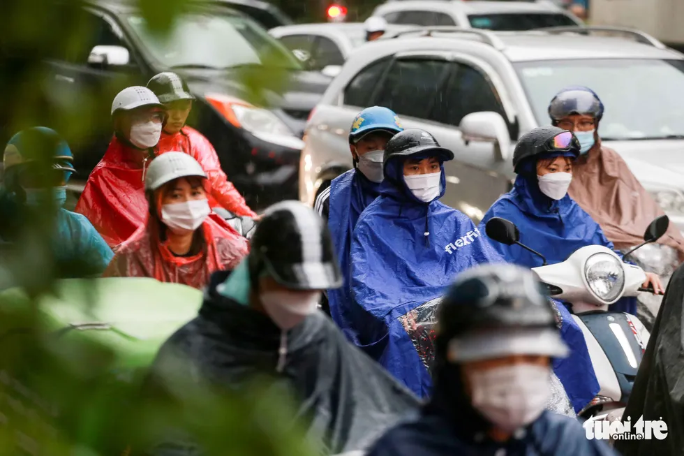 Nhiều tuyến đường Hà Nội ùn tắc nghiêm trọng trong mưa rả rích - Ảnh 5. Nhiều tuyến đường Hà Nội ùn tắc nghiêm trọng trong mưa rả rích - Ảnh 5.