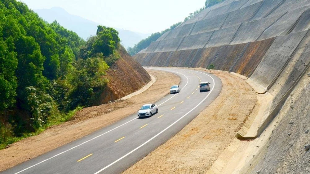 Cần quy rõ trách nhiệm trong việc chậm tiến độ tuyến đường Hồ Chí Minh