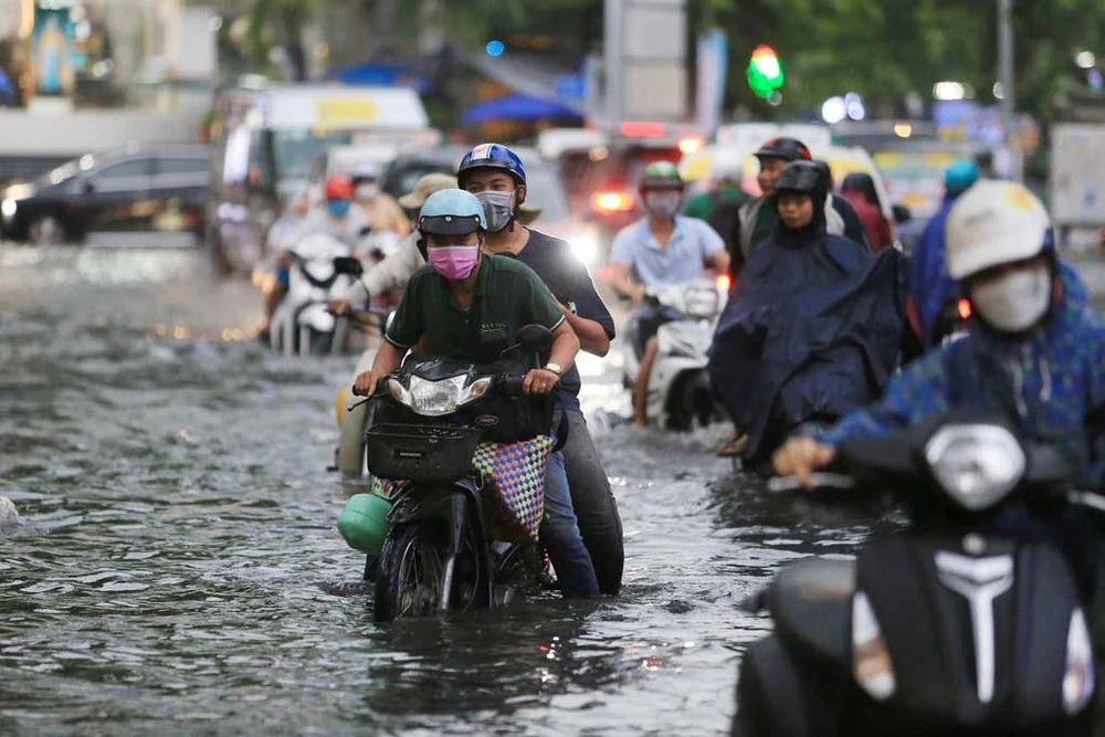 Nước “cuốn trôi” hàng tỉ USD, TP.HCM ngập vẫn hoàn ngập