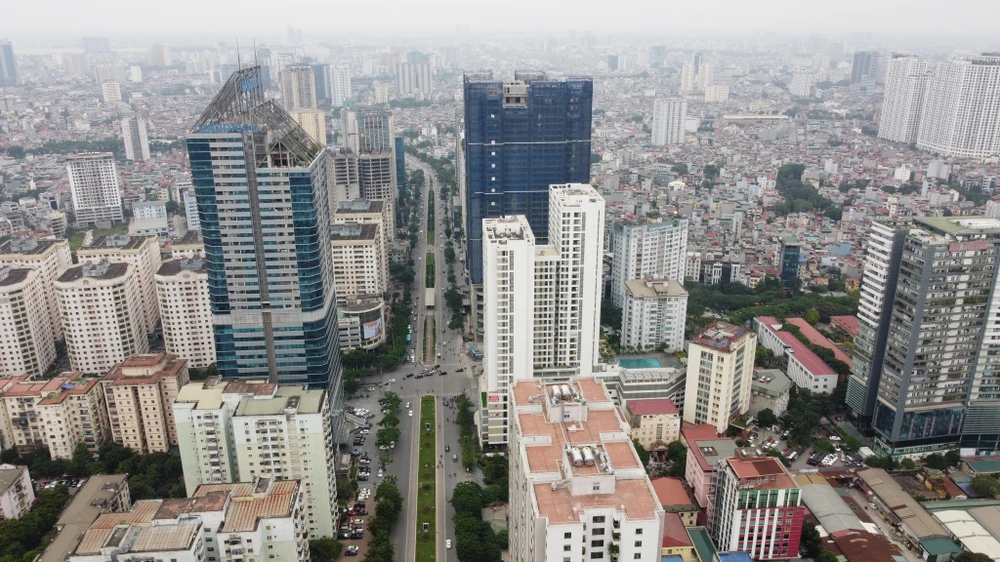 Đường Lê Văn Lương lâu nay được biết đến là "con đường đau khổ", oằn mình cõng nhà cao tầng