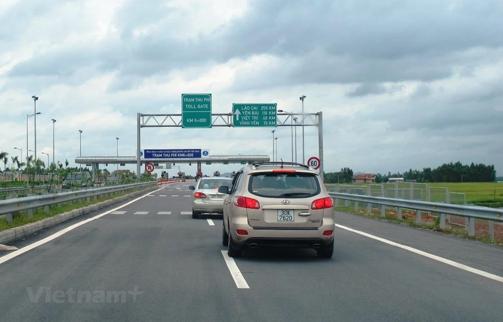 Phương tiện lưu thông tại trạm thu phí cao tốc Nội Bài-Lào Cai của VEC. (Ảnh: Việt Hùng/Vietnam+)