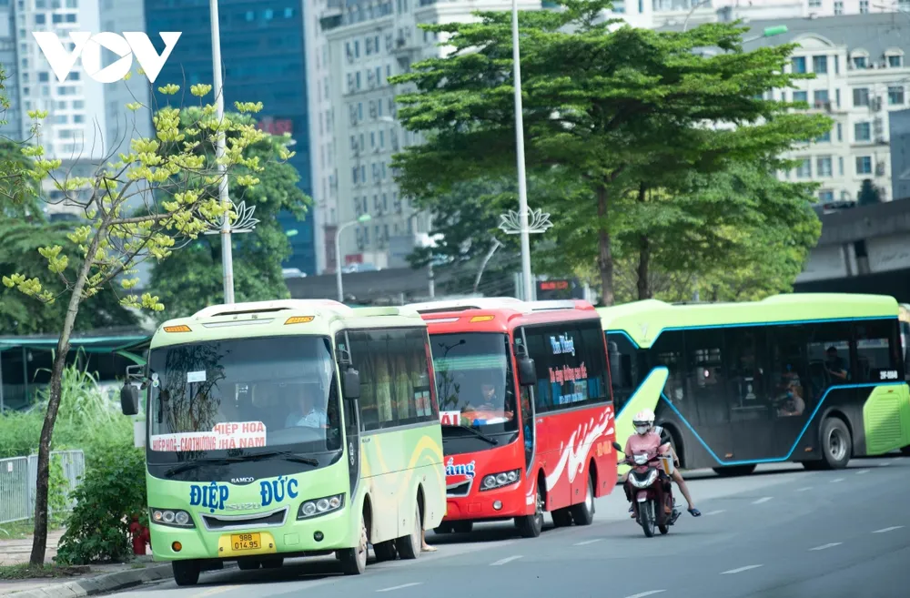  ben xe chui tren duong pham hung co quan chuc nang o dau hinh anh 7