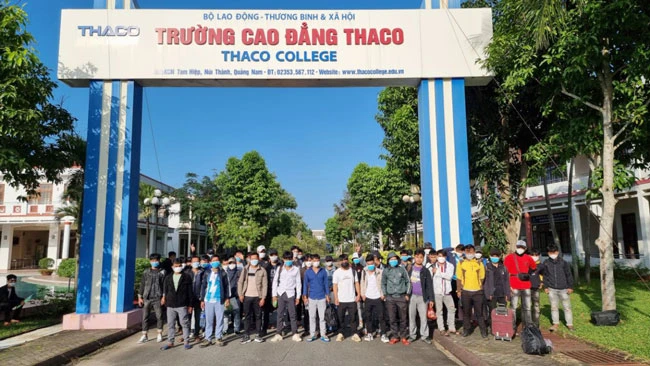 Các học viên huyện Tây Giang trong ngày đầu đến học tập tại Trường Cao đẳng Thaco. 