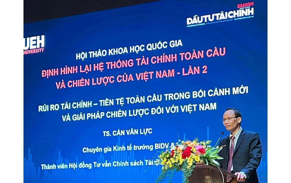 TS. Cấn Văn Lực phát biểu tại Hội thảo.