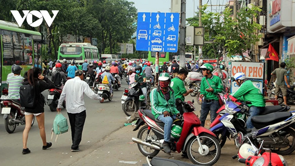 Giá xăng dầu cùng hàng loạt chi phí tăng cao khiến lái xe công nghệ lâm vào cảnh khó khăn.