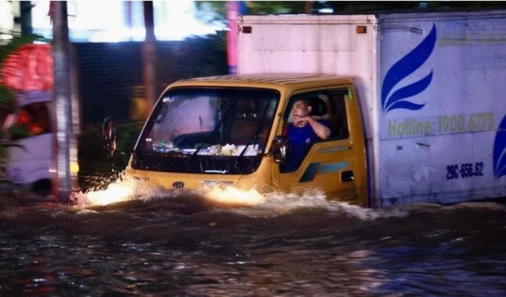 Tăng cường kiểm soát cao độ xây dựng trong quá trình cấp giấy phép quy hoạch, giấy phép xây dựng và nghiệm thu công trình; nghiêm túc và mạnh dạn xử lý nghiêm các trường hợp vi phạm về cao độ nền xây dựng.