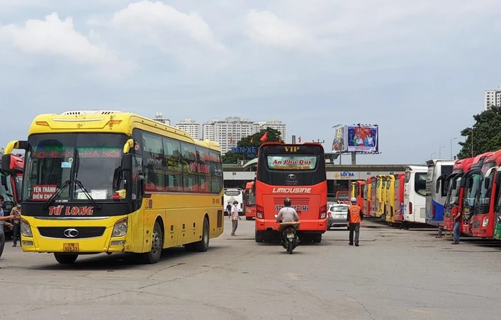 Nhiều doanh nghiệp vận tải đang gặp nhiều khó khăn, hoạt động cầm chừng do giá nhiên liệu tăng cao. (Ảnh: Việt Hùng/Vietnam+)