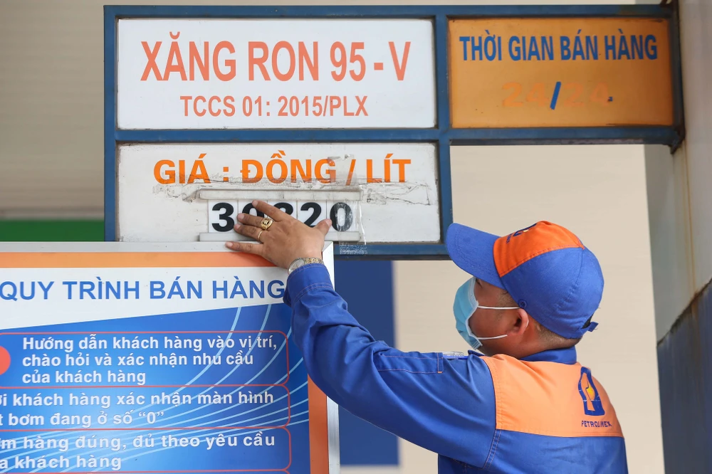 Xăng RON95 giảm 3.600 đồng/lít xuống còn 26.000 đồng/lít