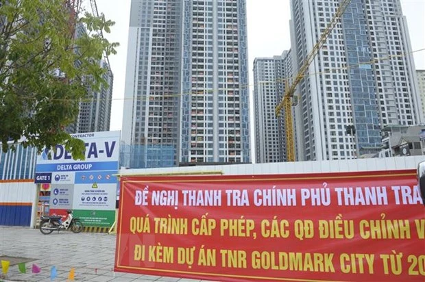 Cư dân khu đô thị Goldmark City số 136 Hồ Tùng Mậu, phường Phú Diễn, Bắc Từ Liêm, căng băngrôn phản đối chủ đầu tư điều chỉnh quy hoạch, quảng cáo không đúng sự thật. (Ảnh Mạnh Khánh/TTXVN)