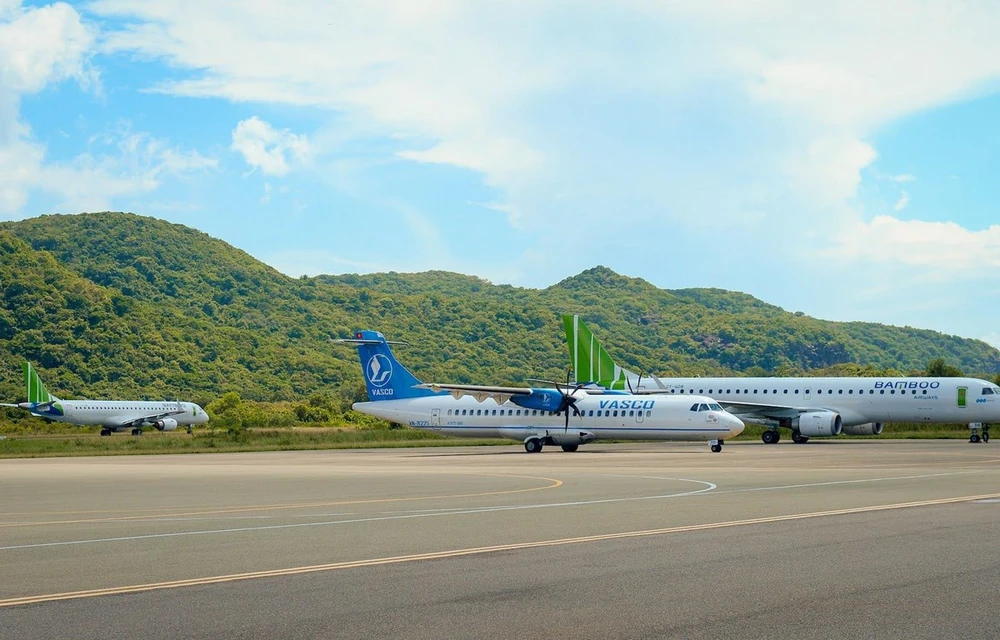 Sân bay Côn Đảo hiện chỉ có Vietnam Airlines và Bamboo Airways khai thác bằng các loại tàu bay ATR72 và Embraer E195. (Ảnh: CTV/Vietnam+)