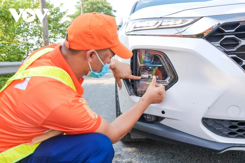 Qua kiểm tra, Tổng cục Đường bộ VN phát hiện cả 2 nhà cung cấp dịch vụ đều dán và kích hoạt tài khoản thu phí không dừng sai quy định.