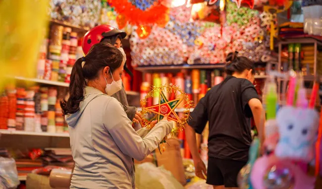 Phố Hàng Mã “lên đồ” rực rỡ trước tết Trung thu ảnh 11 Phố Hàng Mã “lên đồ” rực rỡ trước tết Trung thu ảnh 11
