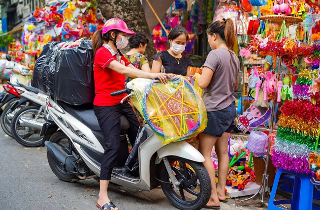 Phố Hàng Mã “lên đồ” rực rỡ trước tết Trung thu ảnh 12 Phố Hàng Mã “lên đồ” rực rỡ trước tết Trung thu ảnh 12