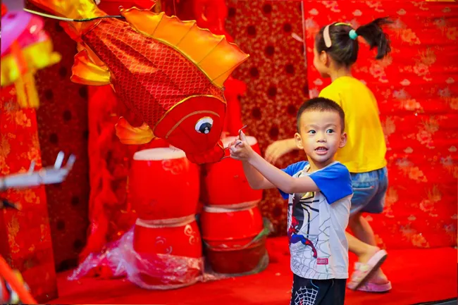 Phố Hàng Mã “lên đồ” rực rỡ trước tết Trung thu ảnh 14 Phố Hàng Mã “lên đồ” rực rỡ trước tết Trung thu ảnh 14