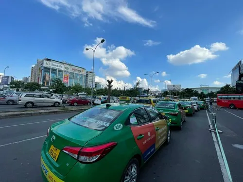 Xe đưa đón ở Tân Sơn Nhất sắp hết bát nháo - Ảnh 2. Xe đưa đón ở Tân Sơn Nhất sắp hết bát nháo - Ảnh 2.