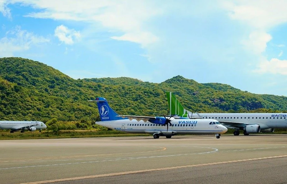 Sân bay Côn Đảo hiện chỉ có Vietnam Airlines và Bamboo Airways khai thác bằng các loại tàu bay ATR72 và Embraer E195. (Ảnh: CTV/Vietnam+)