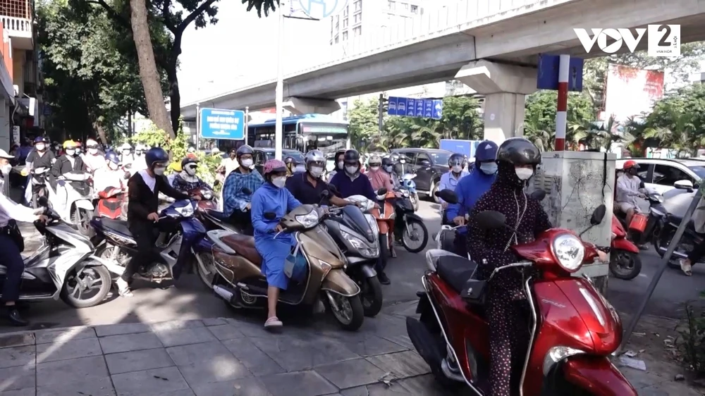 Phân làn ở Hà Nội, “thí điểm” mãi vẫn không hết ùn tắc