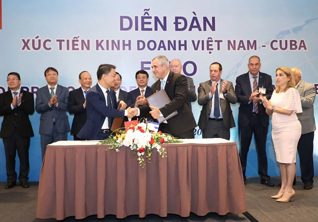 Ông Nguyễn Ngọc Nghị, Phó Tổng Giám đốc Tập đoàn T&T Group (bên trái) và ông Eduardo Martínez Díaz, Chủ tịch Tập đoàn BioCubaFarma trao biên bản ghi nhớ hợp tác