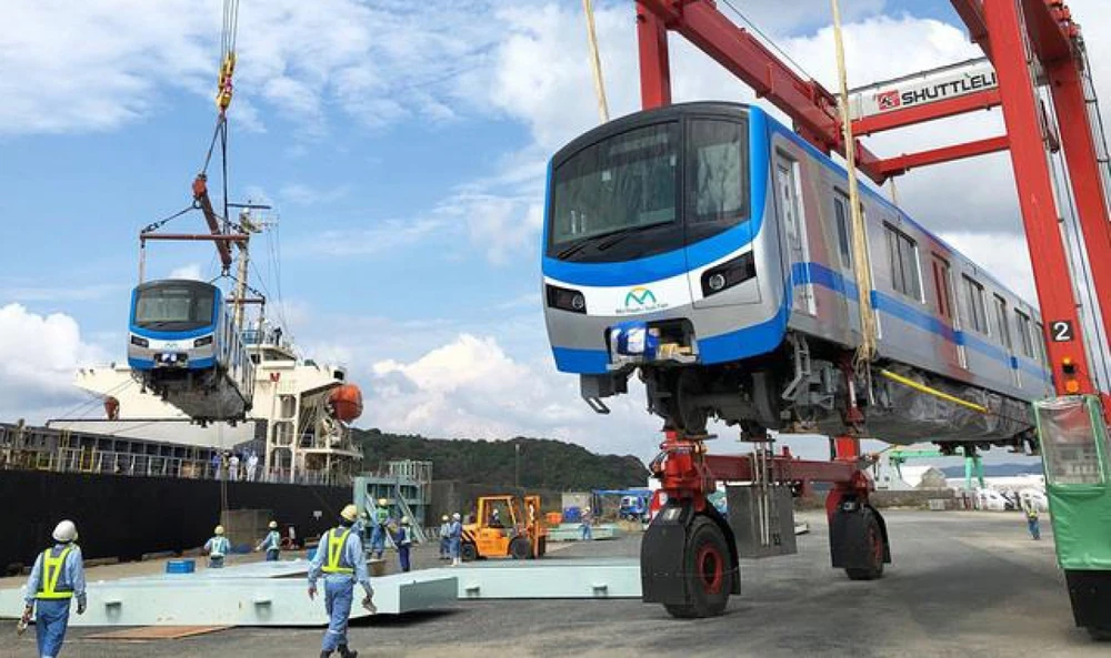 Tàu Metro Số 1 được đưa xuống cảng ở Nhật Bản để vận chuyển về TP.HCM. (Ảnh: MAUR)