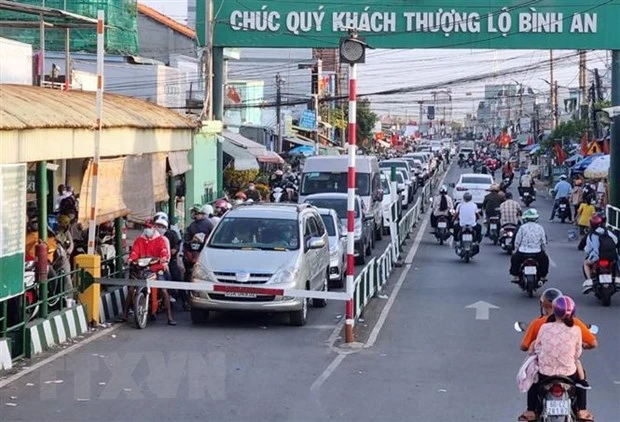 Các phương tiện xếp hàng chờ qua phà Cát Lái, nối huyện Nhơn Trạch (Đồng Nai) và thành phố Thủ Đức (Thành phố Hồ Chí Minh). (Ảnh: TTXVN phát)