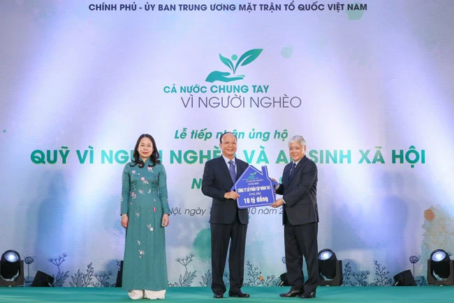 Đại diện lãnh đạo Tập đoàn T&T Group (giữa) trao tặng 10 tỷ đồng ủng hộ Quỹ “Vì người nghèo” Trung ương