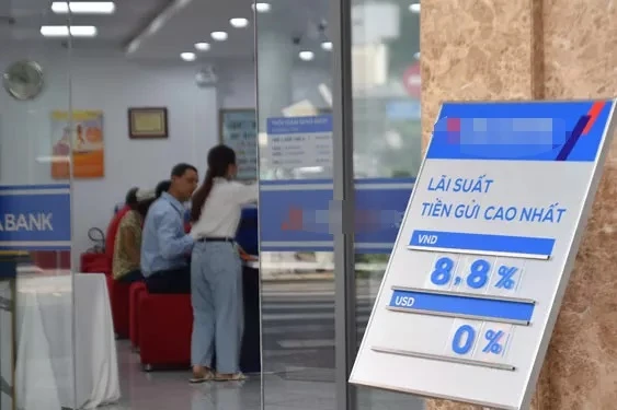 Lãi suất huy động kỳ hạn dài ở nhiều ngân hàng đã vượt mốc 8%/năm .Ảnh: TẤN THẠNH