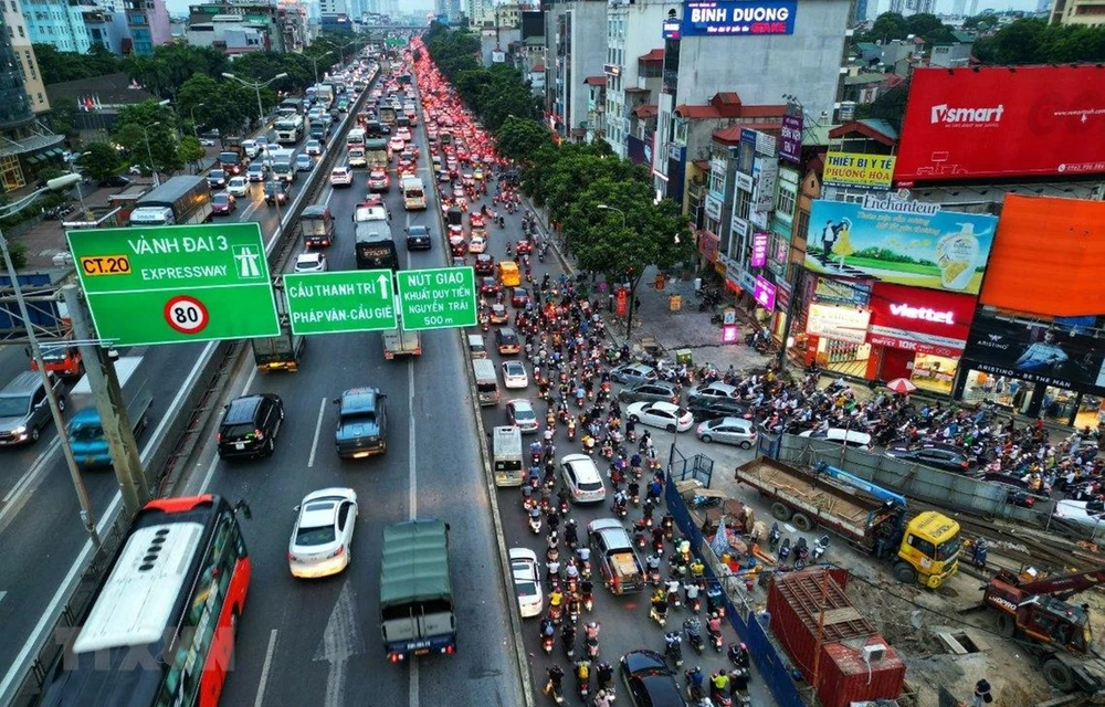 Tuyến đường Nguyễn Xiển ùn tắc giao thông khi quây rào chắn thi công dự án hệ thống xử lý nước thải Yên Xá. (Ảnh: Tuấn Anh/TTXVN)