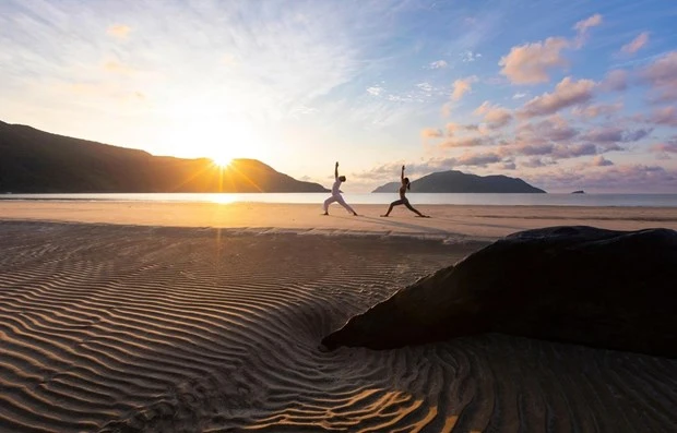 Du khách nghỉ dưỡng kết hợp thiền, yoga ven biển Côn Đảo. (Ảnh: CTV/Vietnam+)