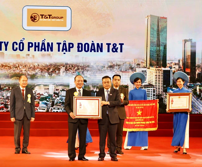 Tập đoàn T&T Group vinh dự được trao tặng Huân chương Lao động hạng Ba vì những thành tích xuất sắc trong công tác phòng chống dịch COVID-19.