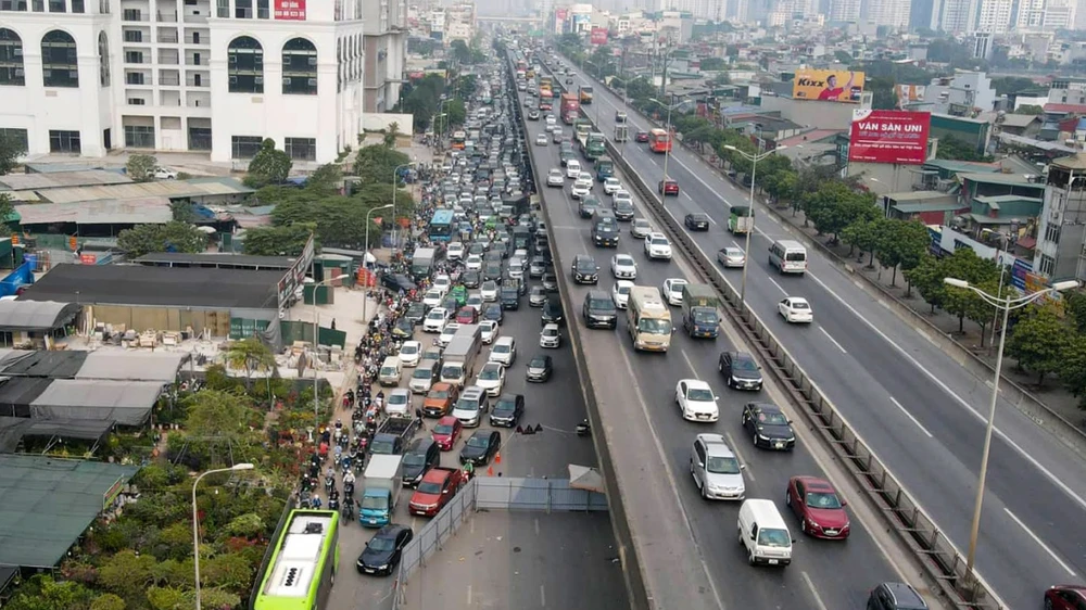 Ùn tắc giao thông hàng ki lô mét tại khu vực có giếng thi công. Ảnh: Thanh niên