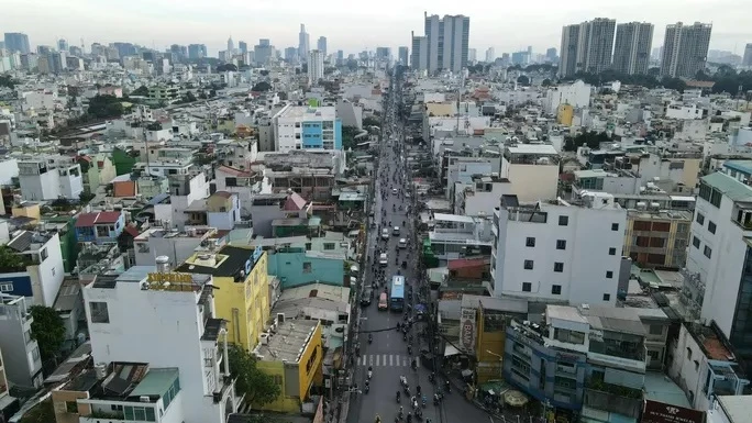 Mặt bằng tuyến metro số 2 đường Cách mạng Tháng 8 đã được người dân bàn giao hơn 80% nhưng dự án chưa thể triển khai đúng tiến độ. Ảnh: THU HỒNG