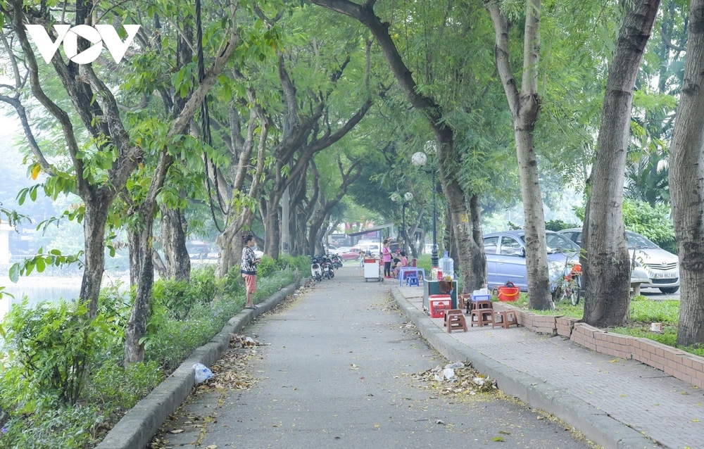 Công viên Tuổi trẻ Thủ đô ngập rác thải và hàng quán đua nhau "mọc" lên.