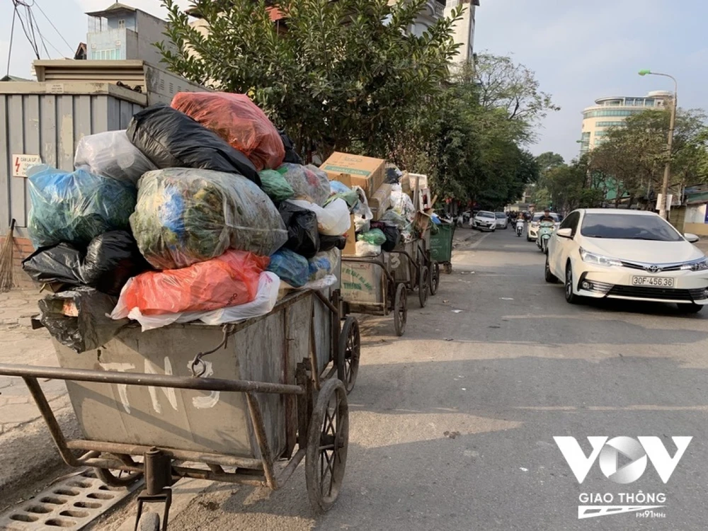 Những xe rác ngổn ngang trên phố. Ảnh: Quang Hùng