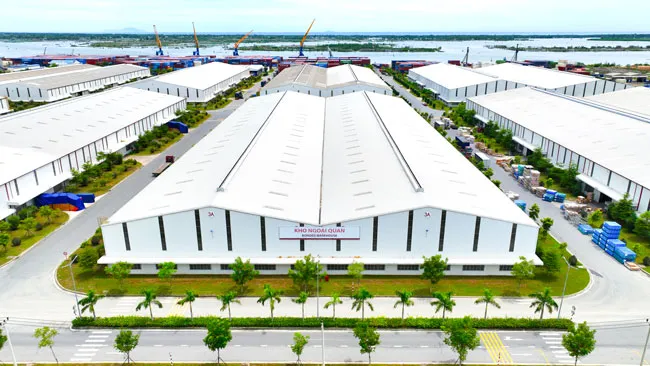 Hệ thống kho bãi tại cảng Chu Lai có diện tích 224.000 m2, được phân chia thành các phân khu chuyên biệt như kho ngoại quan, kho hàng, bãi container.