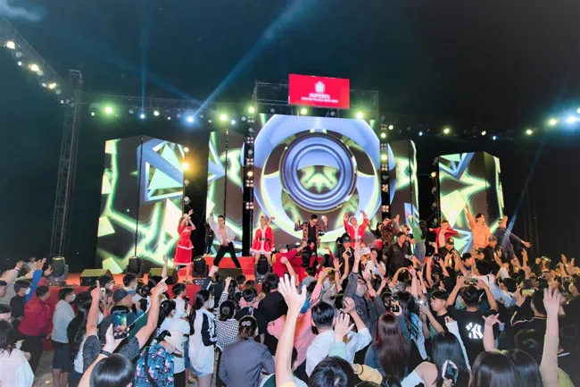 Sân khấu hoành tráng trong đêm nhạc Giáng sinh.