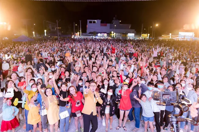 Hơn 5.000 người đã cùng đón Giáng sinh trong đêm nhạc tại trung tâm huyện Đức Hoà.