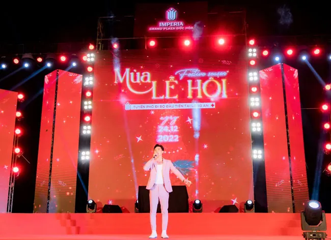 Nam ca sĩ “cháy” hết mình trên sân khấu đáp lại tình cảm của khán giả.