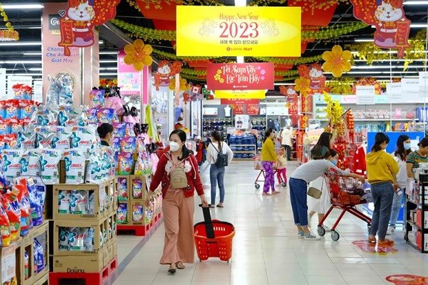 Người dân đi mua sắm ở siêu thị Lotte Mart Cần Thơ. (Ảnh: TTXVN)