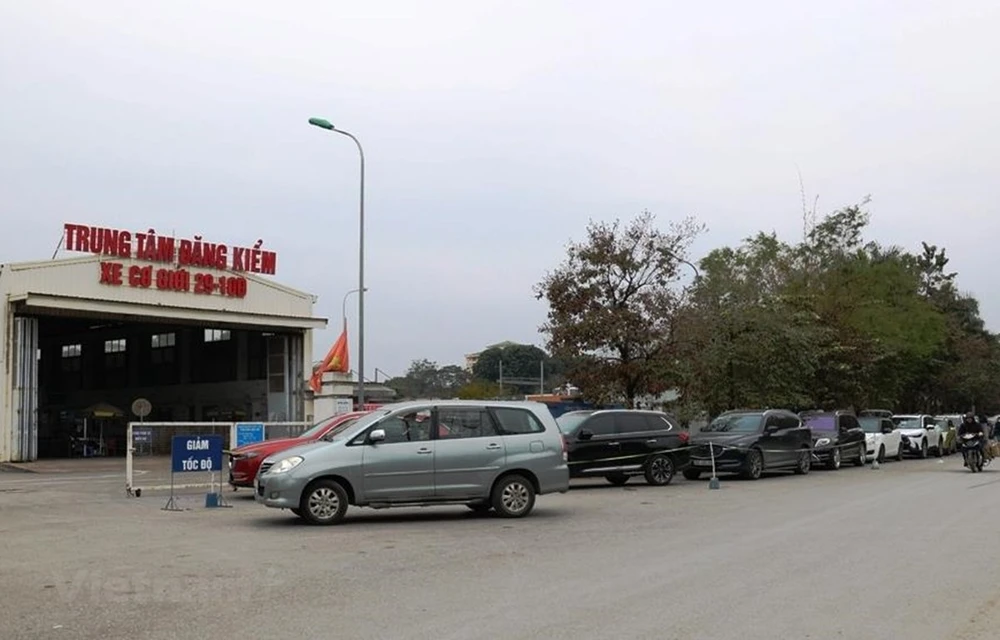 Xe ôtô nối đuôi xếp hàng dài chờ vào đăng kiểm. (Ảnh: Minh Hiếu/Vietnam+)
