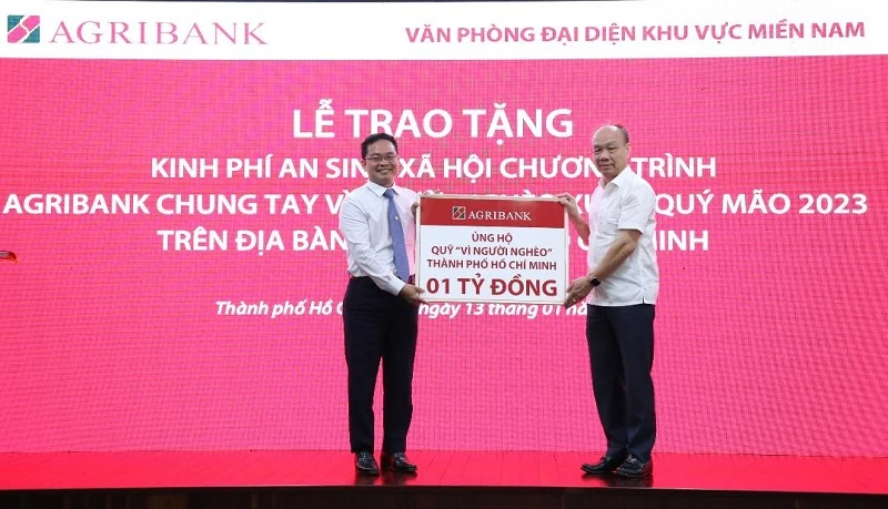 (ĐTTCO)-Ngày 13/01/2023, tại TPHCM diễn ra Lễ trao tặng kinh phí an sinh xã hội Chương trình Agribank chung tay vì người nghèo, đối tượng chính sách nhân dịp Xuân Quý Mão 2023. Theo đó, Agribank đã trao tặng kinh phí 01 tỉ đồng cho Quỹ vì người nghèo TPHCM. 